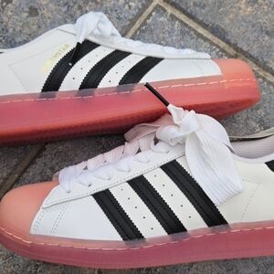 Women's Adidas Superstar, Size 8.5 US